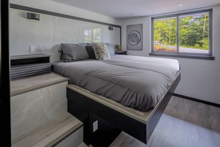Camera da letto principale: è come dormire sull'aria su questo letto king-size rialzato.