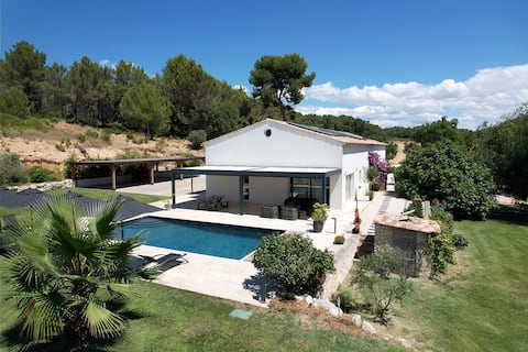 Luxury air-conditioned villa pool views Aix-en-Pro