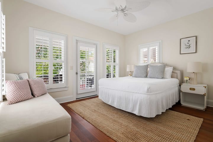 חדר שינה 1: מיטת קינג + מיטת יום (זוגית) + מרפסת פרטית + טלוויזיה