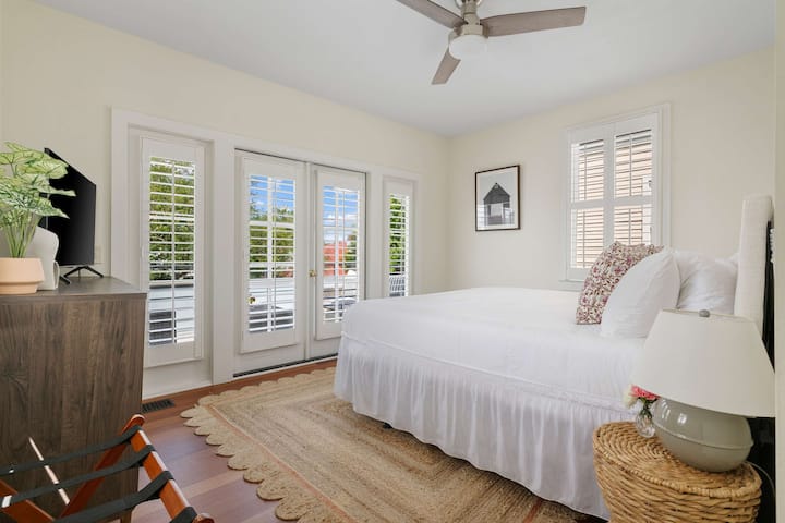 חדר שינה מס' 2: מיטת קווין סייז + גג פרטי + טלוויזיה