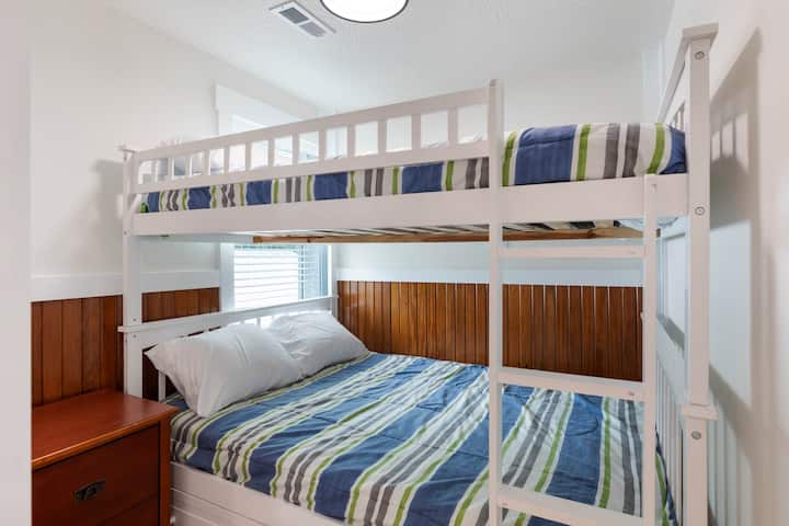Dormitorio 1 con literas completas