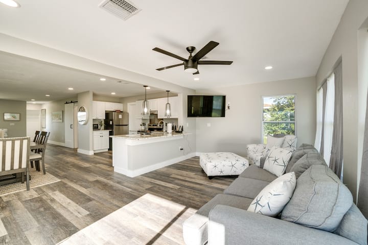 Canal-front Home W/ Dock & Patio In North Port - North Port, FL