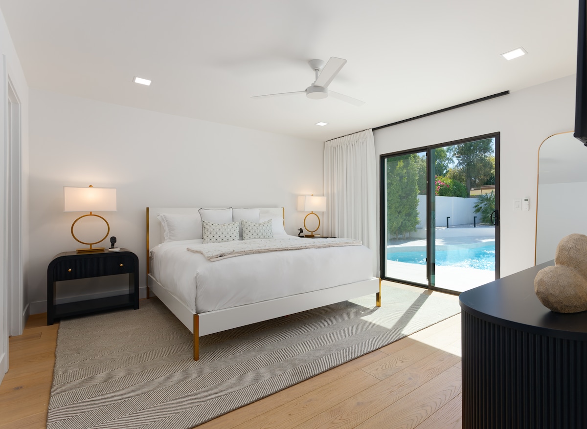 Четврта спална соба со брачен кревет (широк 150-179 см), голем плакар, сопствена бања и приватен пристап до поплочен двор.