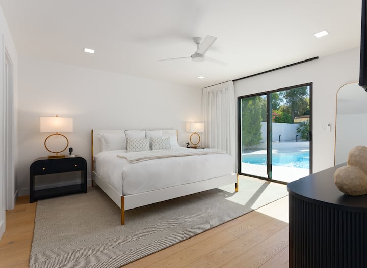 Cuarto dormitorio con cama tamaño king, vestidor grande, baño privado y acceso privado al patio al aire libre.