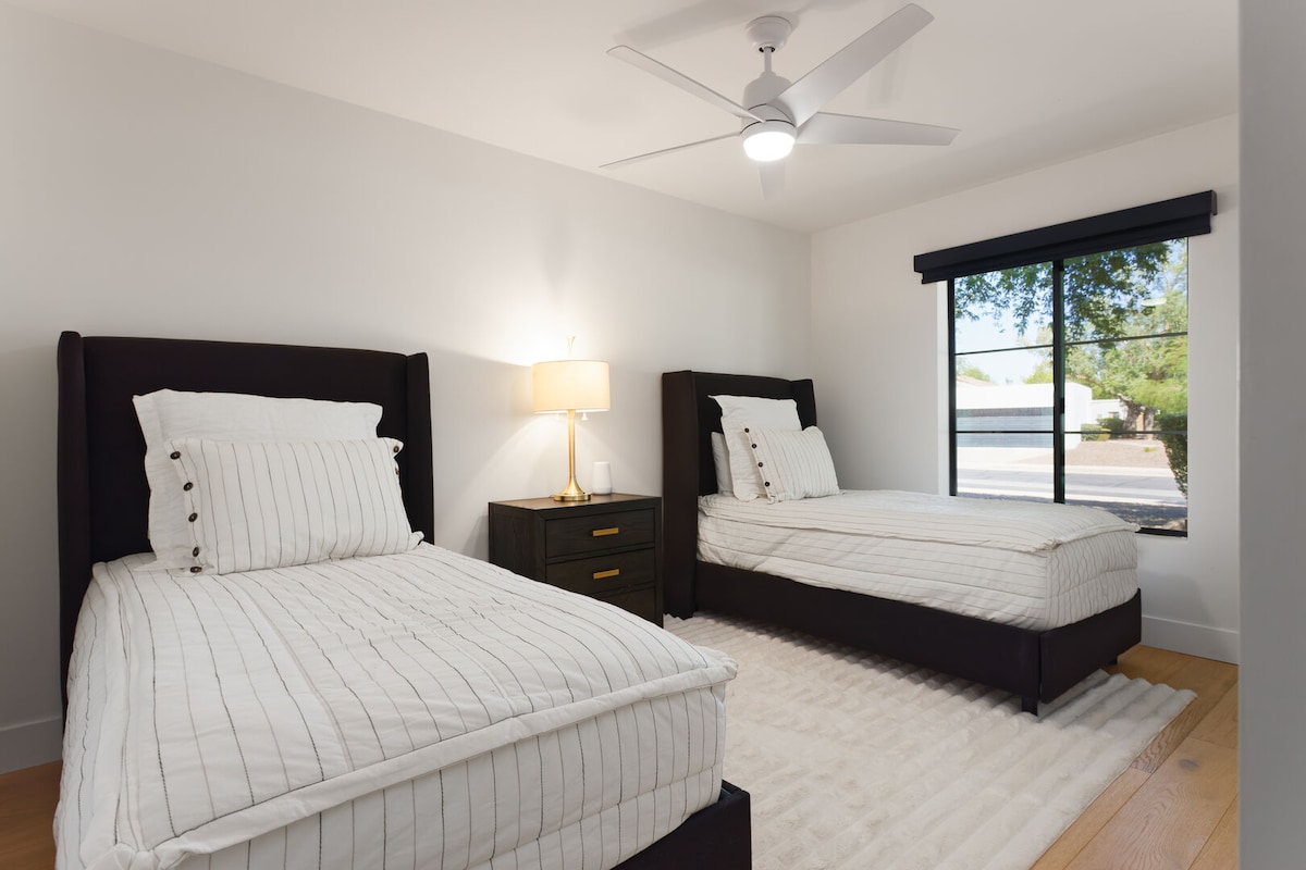 Втора спална соба со 2 брачни кревета и простор во плакарот.