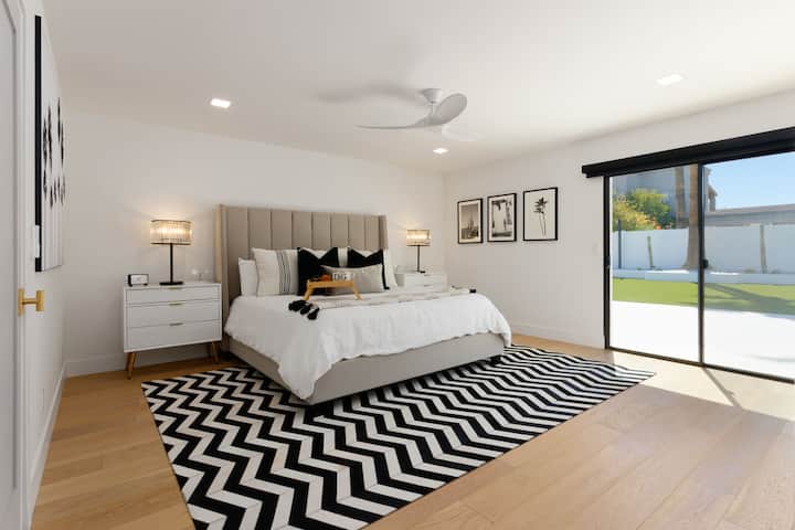 Dormitorio principal con cama tamaño king, vestidor grande, baño privado y acceso privado al patio al aire libre.