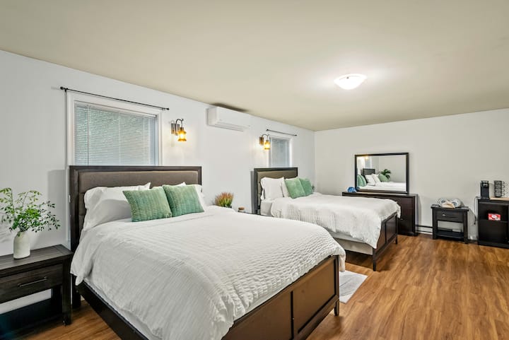 El dormitorio 5 cuenta con 2 camas tamaño queen y un baño privado.