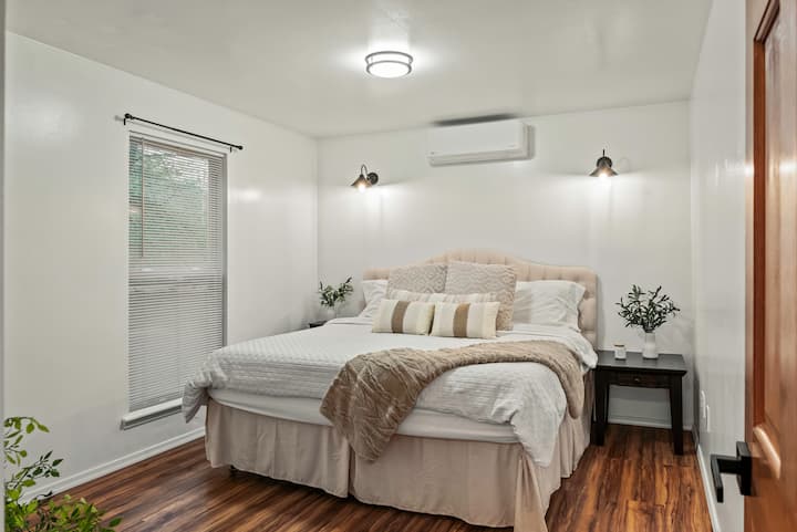 El dormitorio 2 cuenta con una cama tamaño king.