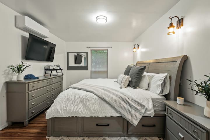 El dormitorio principal cuenta con una cama tamaño king y un baño privado.