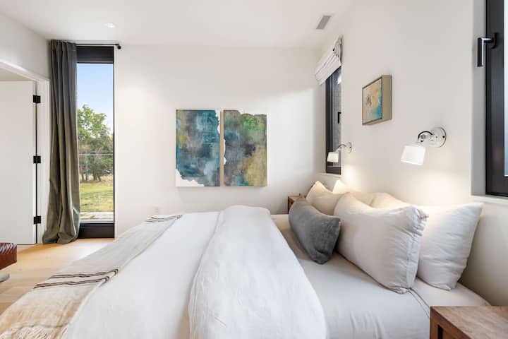 Kral çarpayısı olan parlaq yataq otağı — Bozmanda bir gündən sonra dincəlmək üçün mükəmməldir