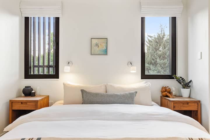 Refugiu confortabil cu lumină naturală și decor modern, ideal pentru un somn odihnitor