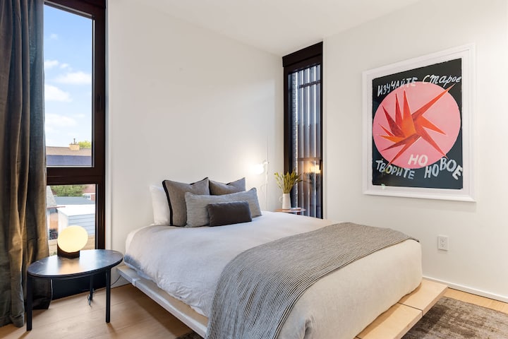 150-179 sm-lik çarpayısı, müasir dekorasiyası və təbii işığı olan dəbli yataq otağı