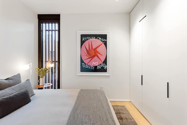 Dormitor luminos pentru oaspeți, cu ferestre mari și opere de artă îndrăznețe din Montana