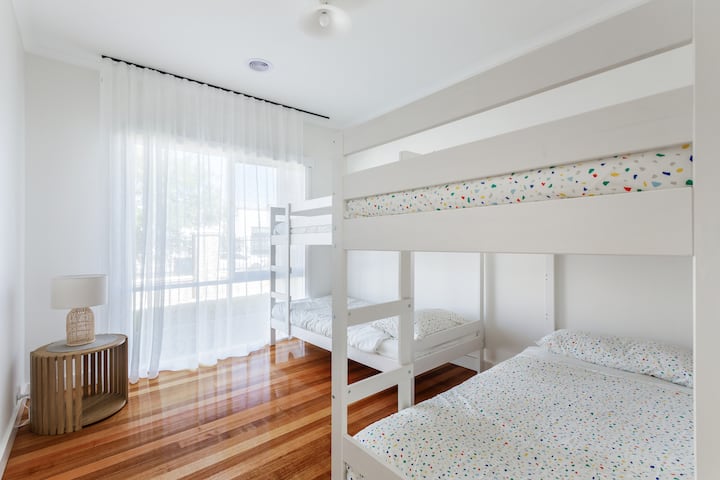 Perfecto para compartir con niños o amigos, este dormitorio de la planta baja cuenta con dos literas y mucha luz natural para relajarse después de un día de aventura.