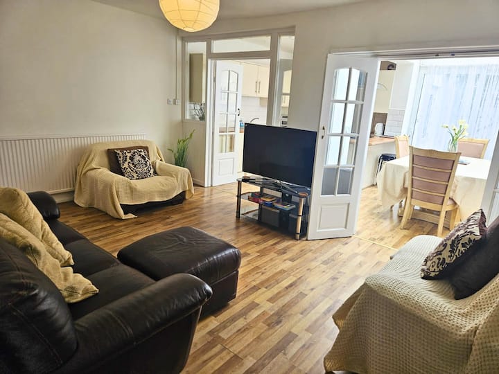 Spacious 5-bed Home In Vibrant Easton - Sleeps 11 - Brístol