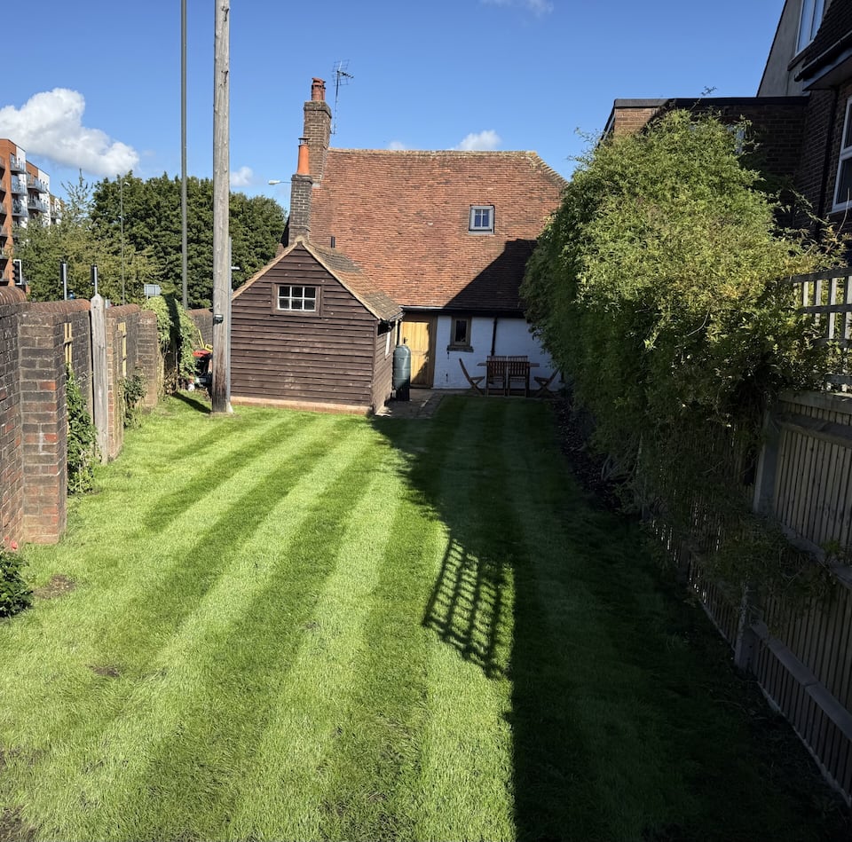 A timber-framed cottage near Gatwick, Crawley, West Sussex, UK, photo 8 of 10