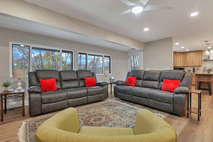 The Golden Retreat| 2 Master Suites| Remodeled
