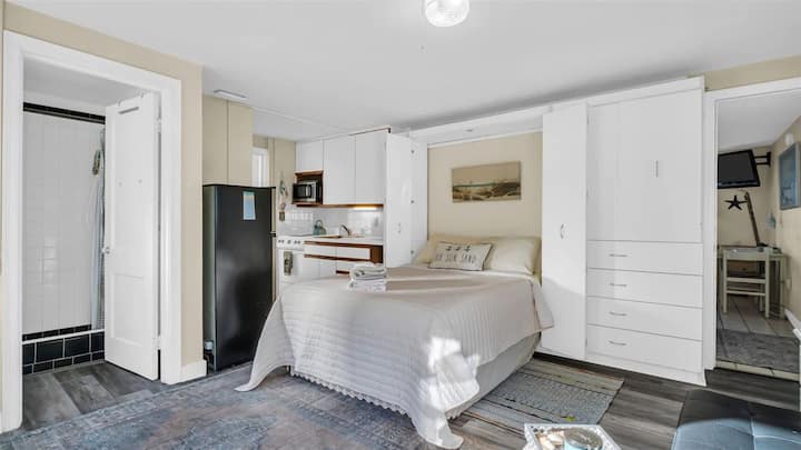 Sunlit Condo, Heated Pool, Across From Beach! - Clearwater Beach, FL