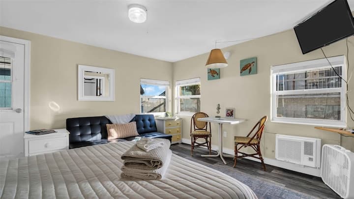 Sunlit Condo, Heated Pool, Across From Beach! - Clearwater Beach