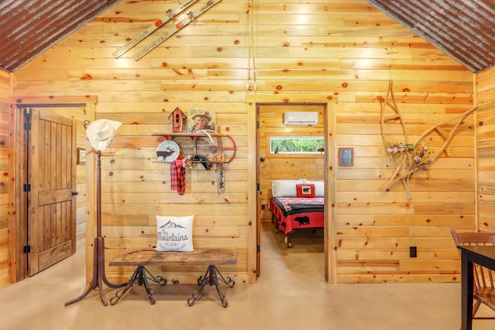 Los dos dormitorios se encuentran en un extremo de la cabaña.