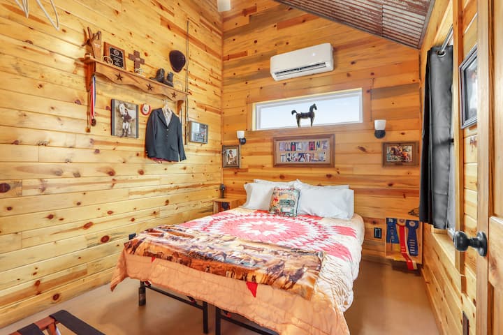 El dormitorio dos tiene una cama tamaño queen.