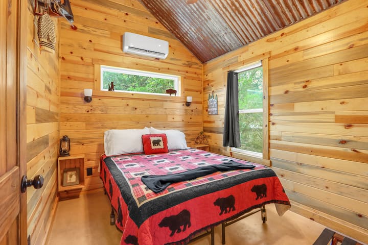 La cabaña cuenta con dos dormitorios con camas tamaño queen.