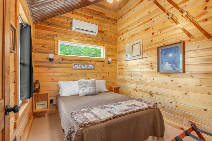 Vista del dormitorio dos con una cama tamaño queen.