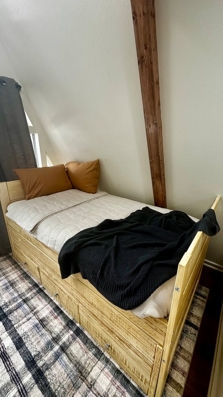 Дневен кревет со тркалца и фиоки: рустикален дневен кревет во поткровјето со фиоки за складирање — совршен за дополнителни гости