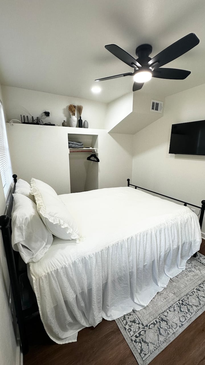 . Спална соба со телевизор + тавански вентилатор: удобна спална соба на долниот кат со паметен телевизор монтиран на ѕид и тавански вентилатор за удобност