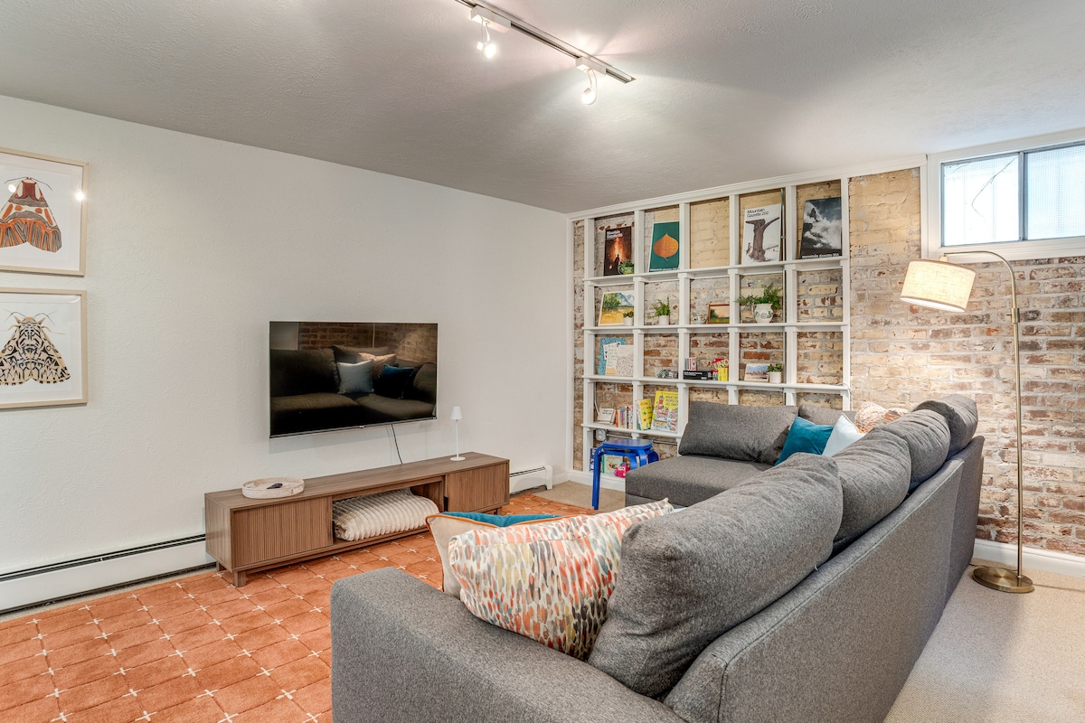 Top performing Airbnb: Walkable Apt w/ Off-Street Parking in Cheesman! in Cheesman Park