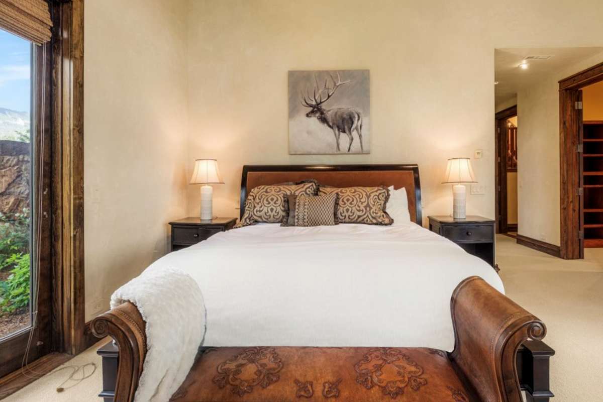 Bedroom 1: King bed, en-suite bathroom, smart TV, fireplace, main floor