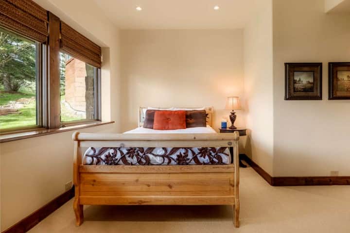 Sovrum 4: Queen-säng, Smart-TV, eget badrum, nedervåning