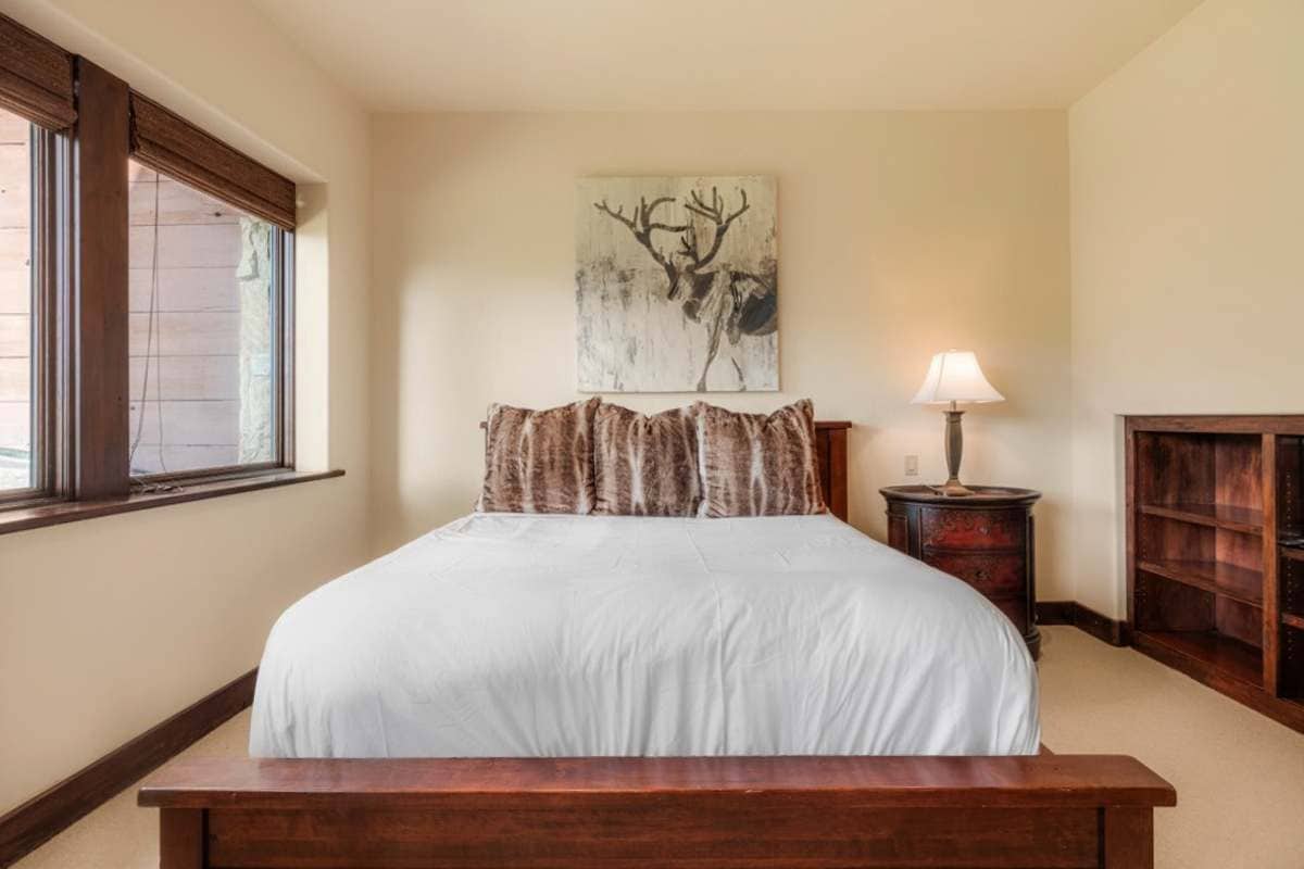 Bedroom 2: King bed, en-suite bathroom, lower floor