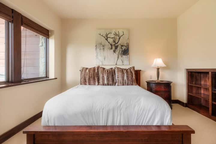 Sovrum 2: King-säng, eget badrum, nedervåning