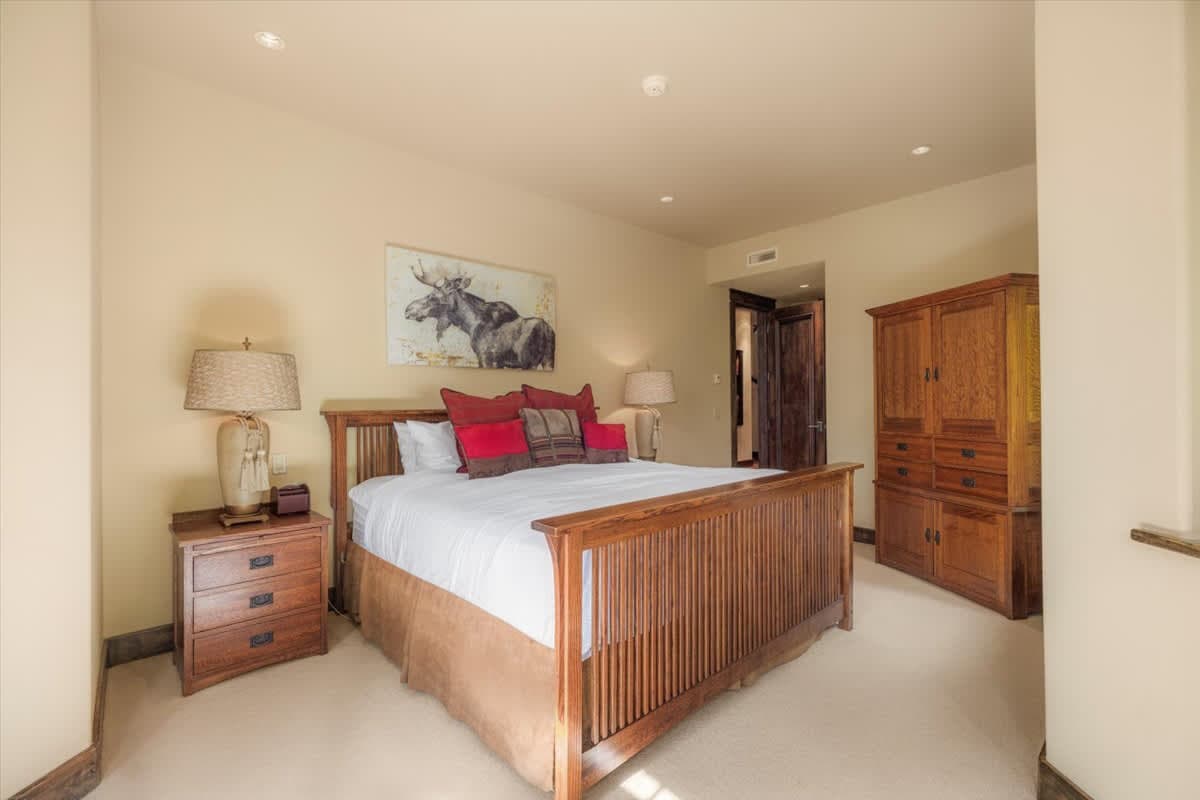 Bedroom 3: King bed, lower floor, en-suite bathroom