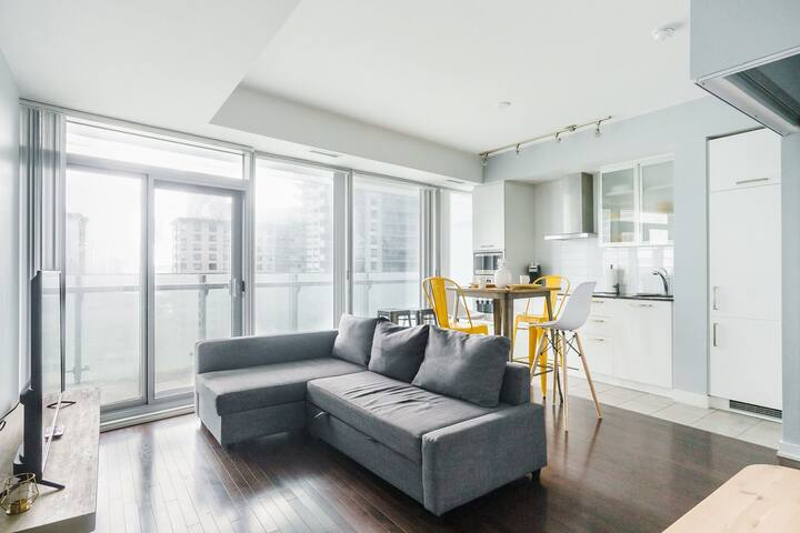 Heart of downtown 2bdr w/parking gallery image 5