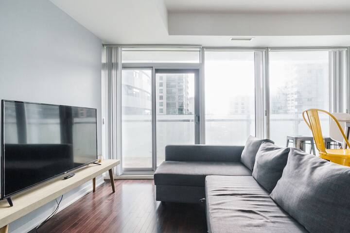 Heart of downtown 2bdr w/parking gallery image 2