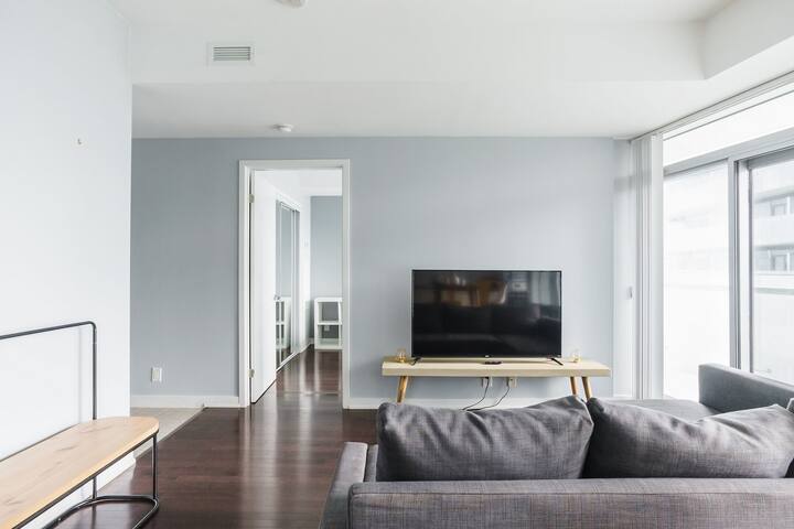 Heart of downtown 2bdr w/parking gallery image 3