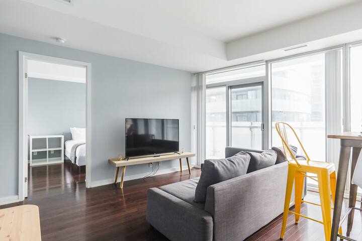 Heart of downtown 2bdr w/parking gallery image 4