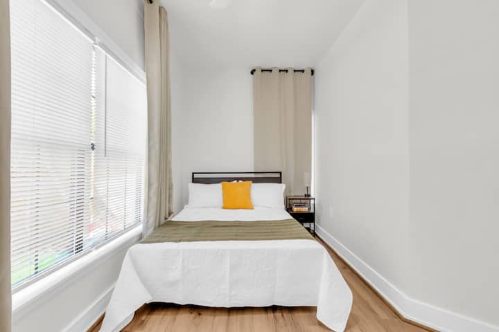 საძინებელი, რომელშიც არის ორსაწოლი, პირადი გამათბობელი, დიდი ფანჯარა ხედით და დაბნელების ფარდა.