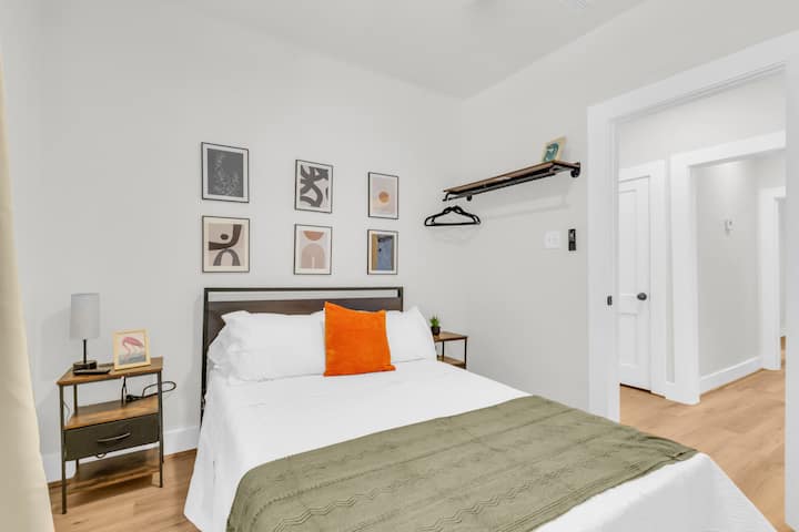 მთავარი საძინებელი 152‑179 სმ ზომის საწოლით, თანამედროვე დეკორით, ღია კარადით, რომელშიც საკიდებია, და პირადი გამათბობლით.