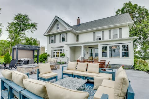 Fire Pits, Views & Yard: Luxe Mt Horeb Getaway!