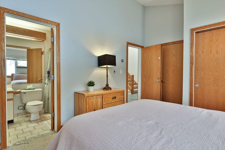 Rangez vos affaires dans la commode, puis passez par la porte ouverte pour accéder à la salle de bain.