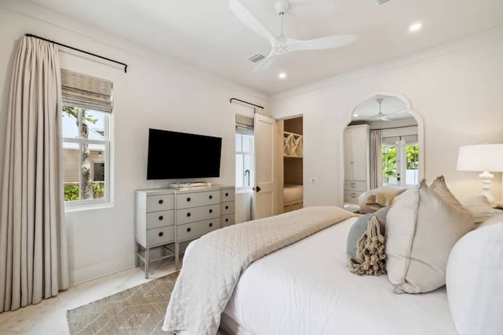 Primarni bračni apartman - TV ravnog ekrana i kutak na sprat za dodatni raspored spavanja