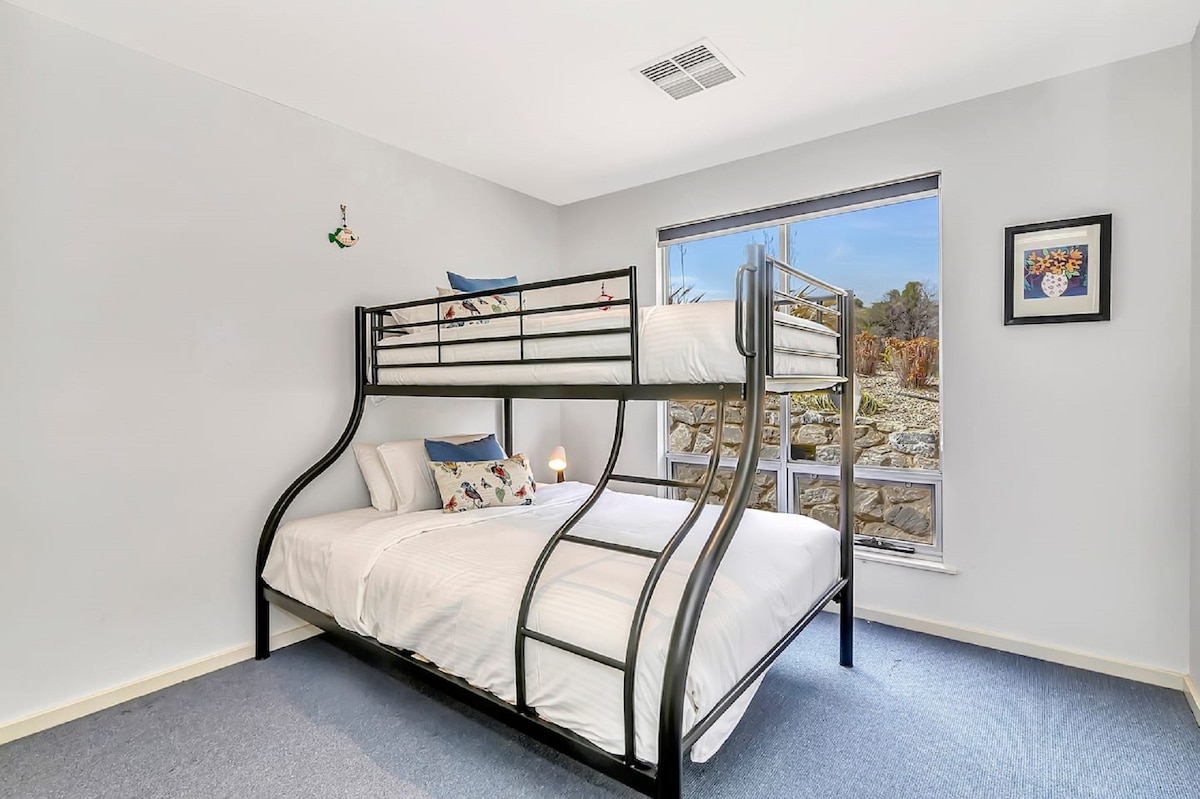 אזורי שינה מרובים וחללים משותפים מעודדים חיבור תוך שמירה על פרטיות.