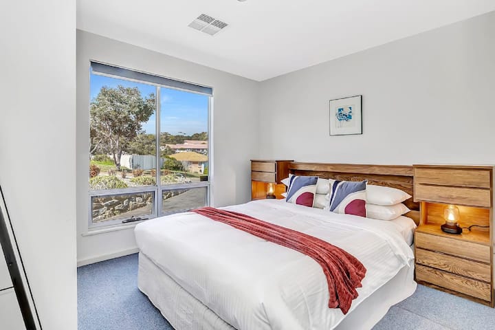 Თეთრეული და პირსახოცები უზრუნველყოფილია, საწოლები მზადდება დაბინავებამდე, რაც უზრუნველყოფს უპრობლემო დაბინავებასა და კომფორტულ სტუმრობას.