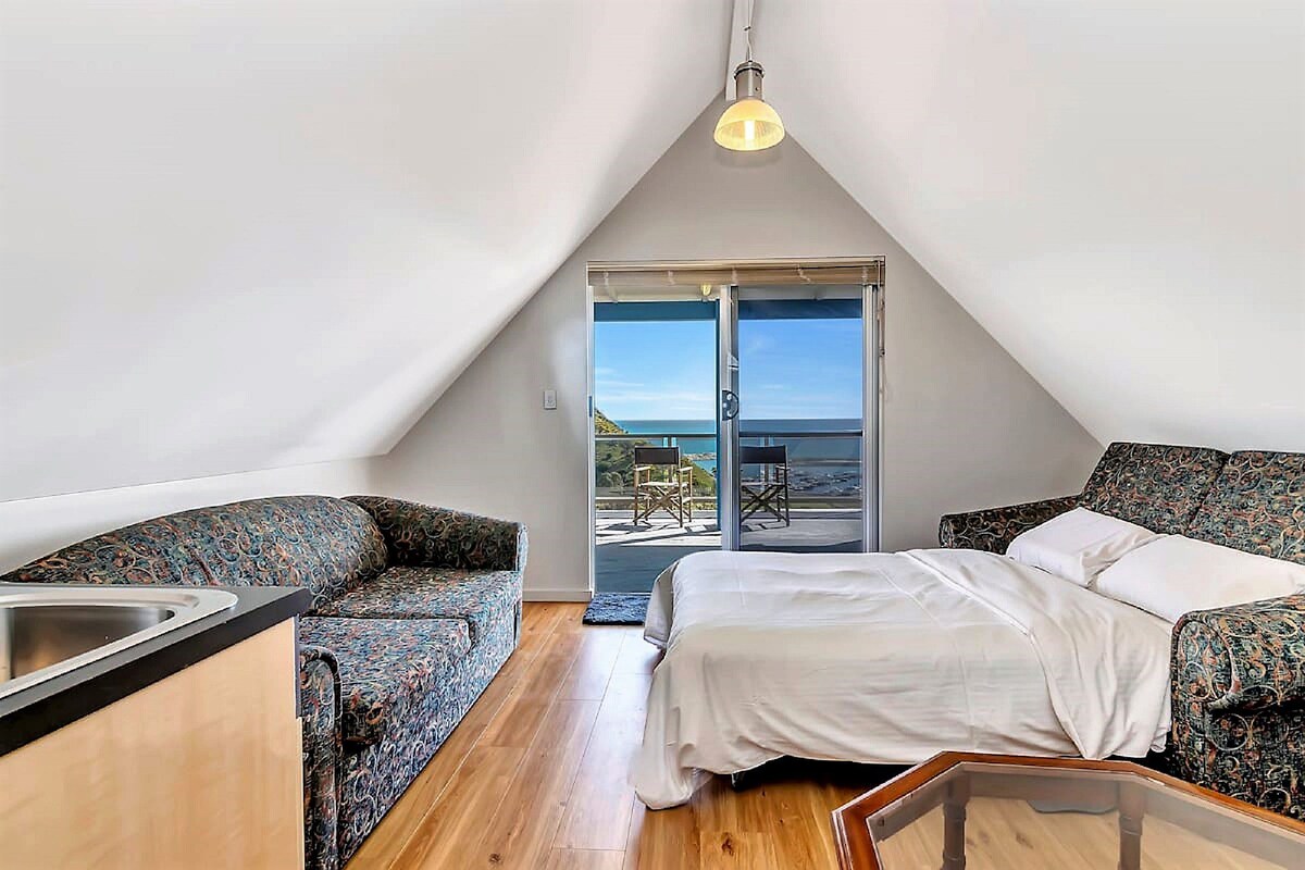 אזורי שינה מרובים וחללים משותפים מעודדים חיבור תוך שמירה על פרטיות. חדר לופט: ספה נפתחת זוגית (2) (ללא דלת) 