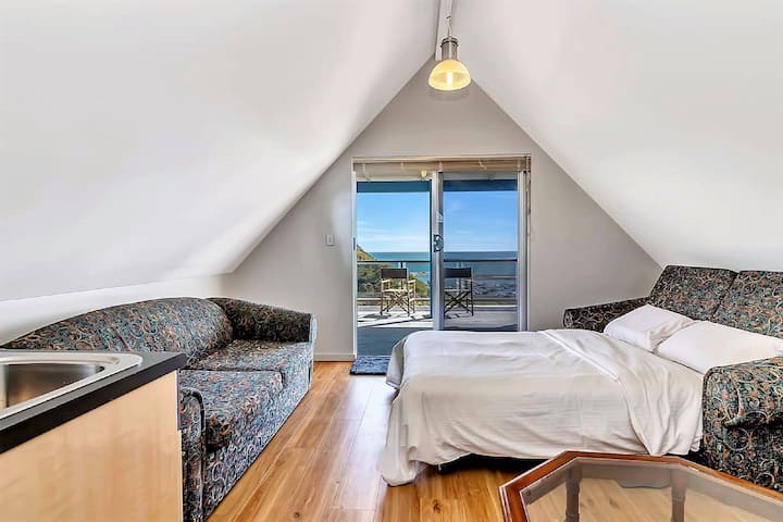 Რამდენიმე საძილე ზონა და საერთო დანიშნულების სივრცე ხელს უწყობს კავშირს და კვლავ გთავაზობთ კონფიდენციალურობას. Ლოფტის ოთახი: ორადგილიანი გასაშლელი დივანი (2) (კარის გარეშე) 