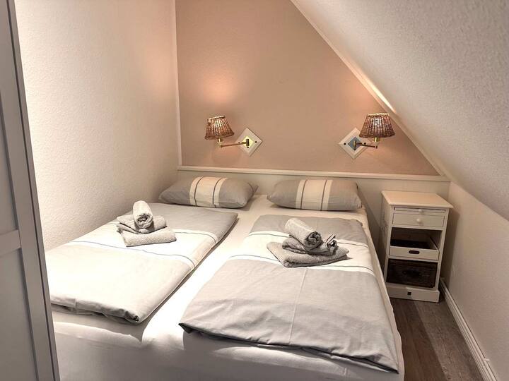 Кревет со пружини од 160 см со отворен крај за нозете во спалната соба.