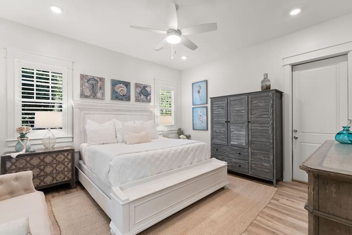 تحتوي غرفة النوم رقم 1 على سرير كينج، مع حمام داخلي وتلفزيون ذكي.